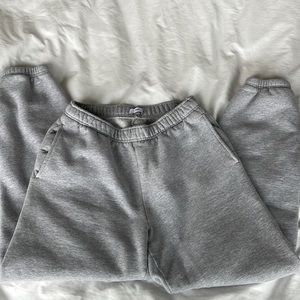 Aritzia TNA Boyfriend Basic sweatpants in Heather chrome